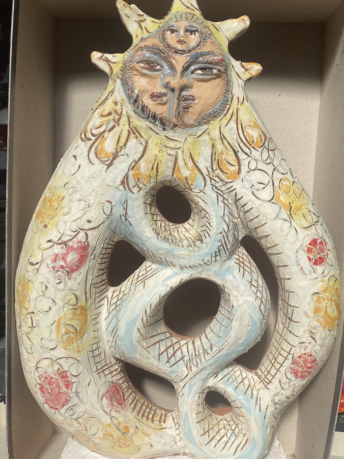 Este belén representa una recreación de los tres rostros: el de María, Jesús y José, en una sola cara desprendiendo luz.