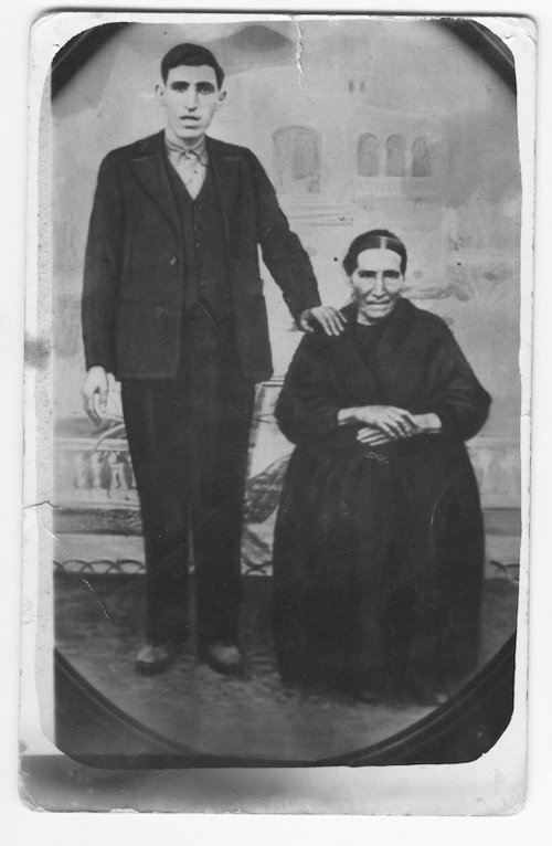 Benita, madre de José y Bernardo, hermanos.