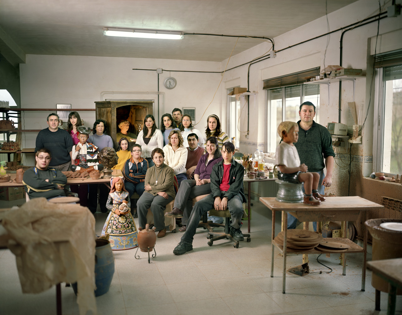 Foto realizada por Castro Prieto -premio nacional de fotografía- donde aparecen las cuatro familias con sus hijos y Agusti -la matriarca- intercalando entre ellos retratos de cerámica de varios de los niños y la incorporación subrealistra de un san Pascacio en un confesionario.