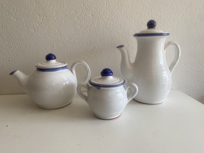 Cafetera, tetera y azucarero