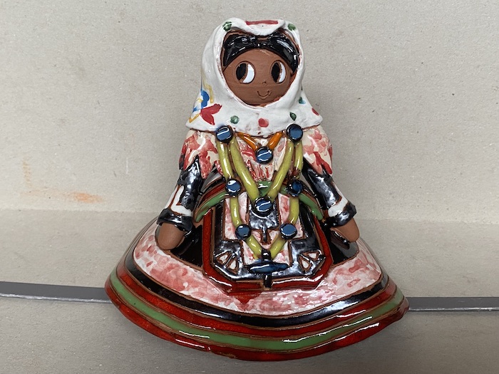 Muñeca vestida con traje de la zona de La alberca-Mogarraz.