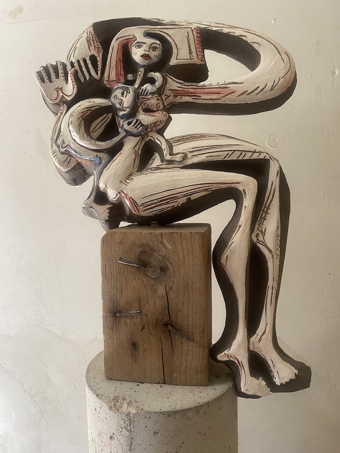 Niño subido a los hombros de su madre