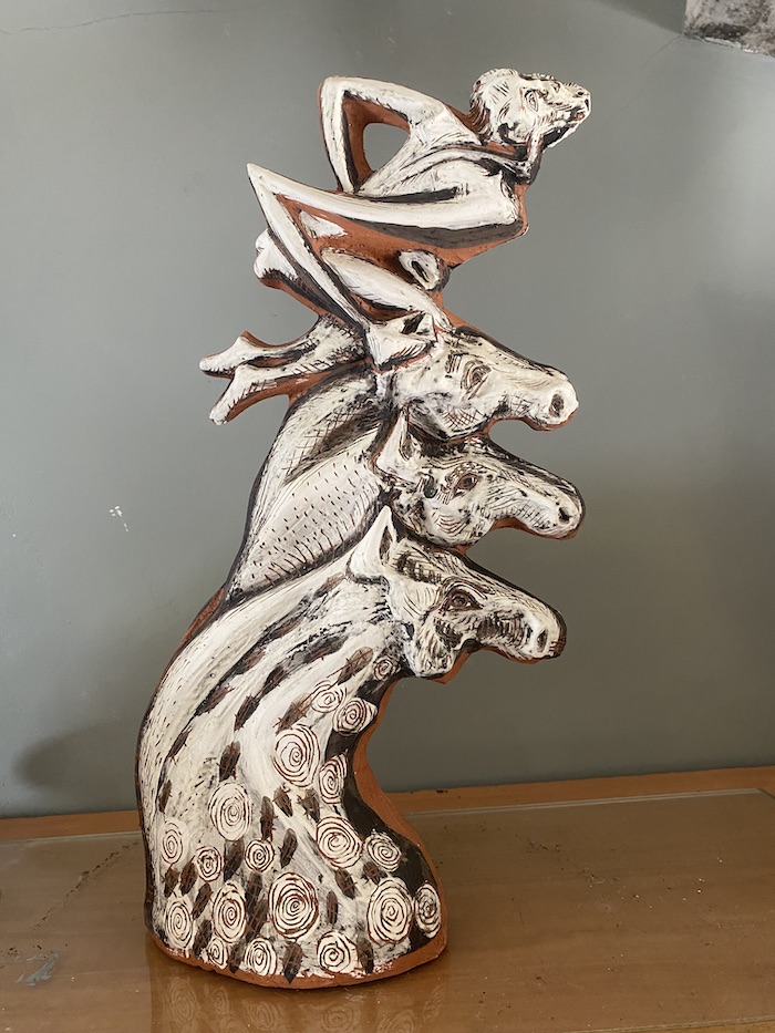 Personaje sobre tres caballos