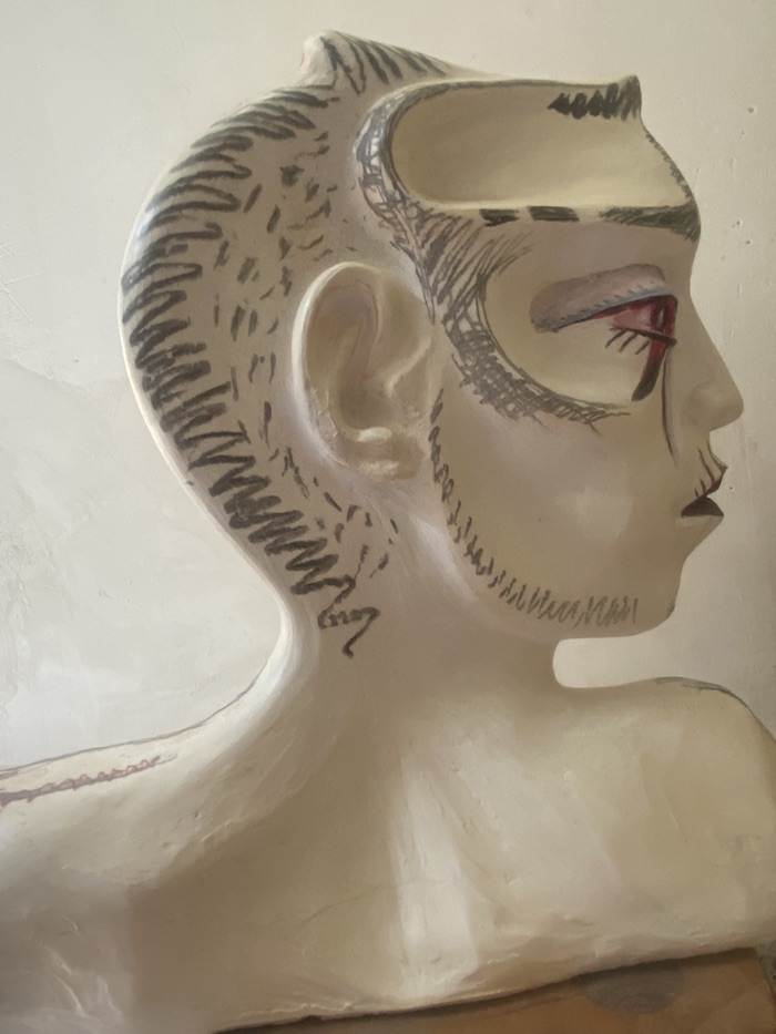 Retrato de Jaime, escultura plana por lo que si se mira lateralmente tiene aspecto de pez