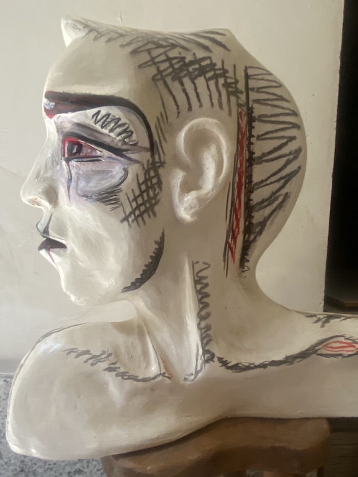 Retrato de Jaime, escultura plana por lo que si se mira lateralmente tiene aspecto de pez