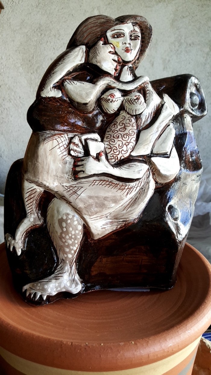 Escultura basada en el cuadro de Picasso ´mujer con sillón rojo´, acabado en  blanco y negro.