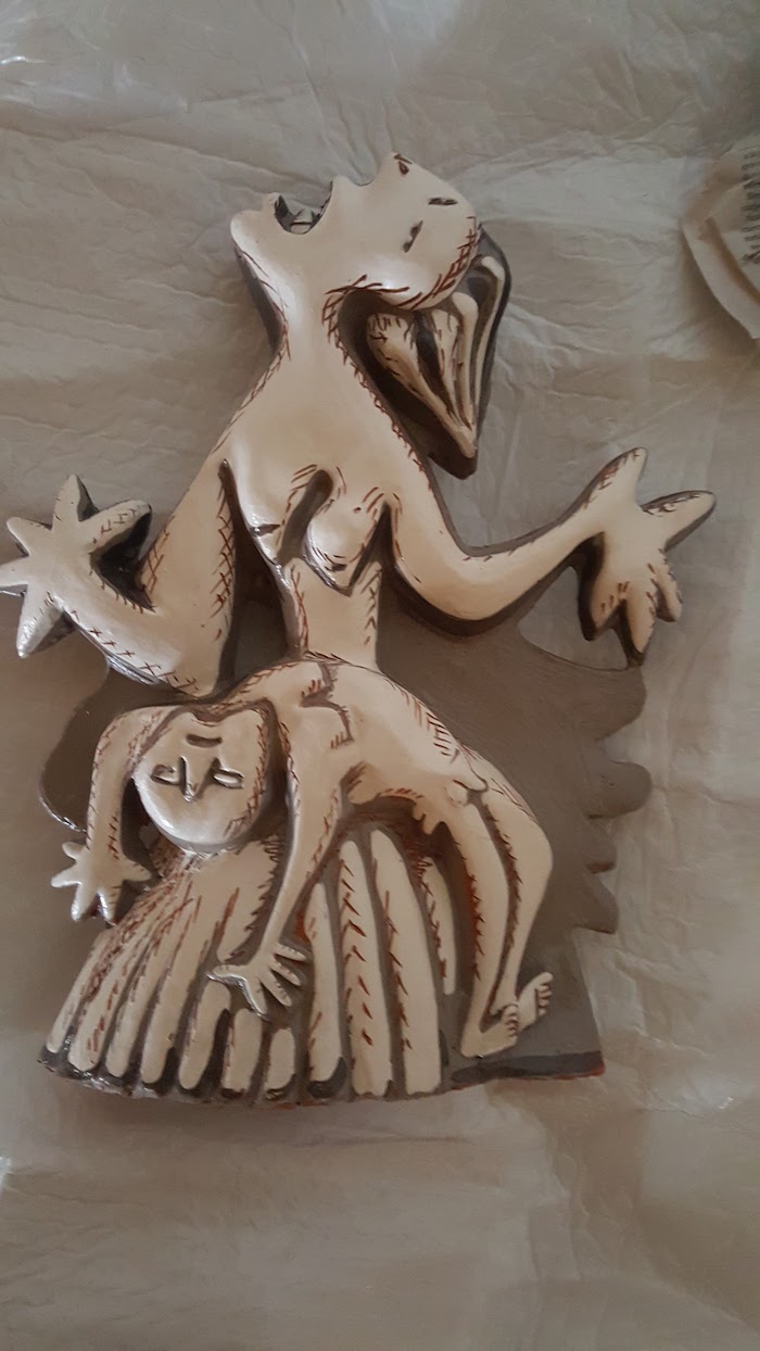 Escultura de la mujer del cuadro del Guernica con niño muerto