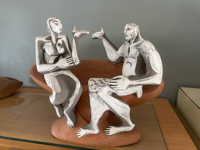 Conversación sentados sobre una copa