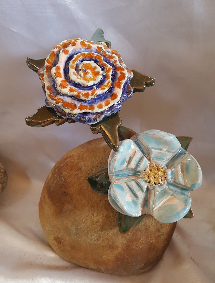 Conjunto de dos flores, una anaranjada y otra azulada