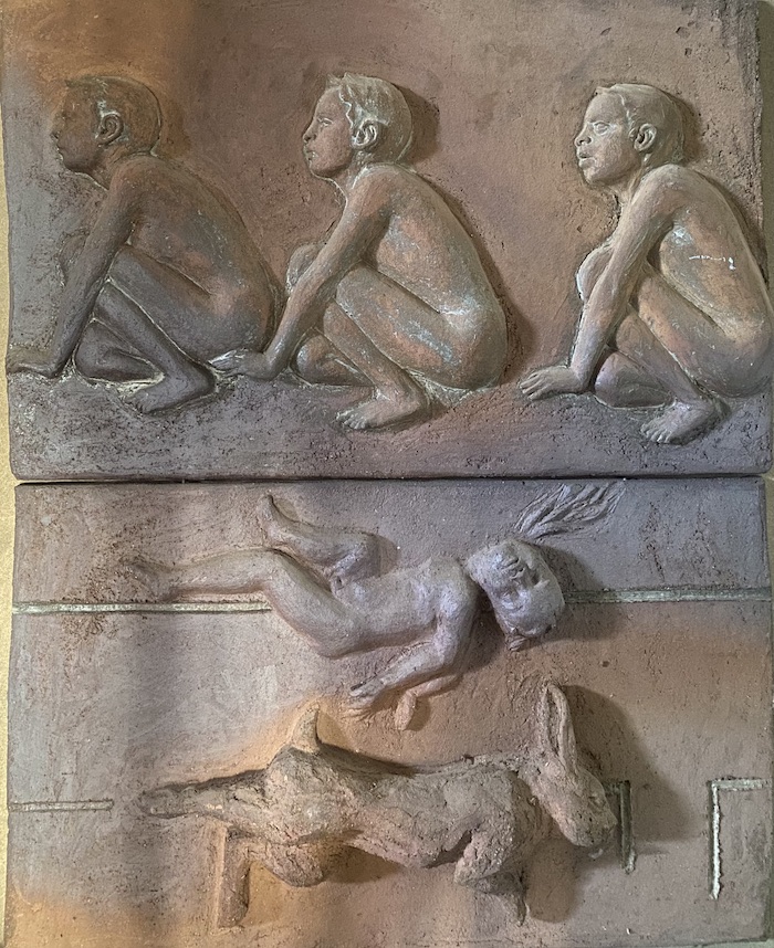 Mural donde se representa en paralelo la imagen de un niño tieso y de una liebre. en la parte superior la imagen en triplicado de un niño