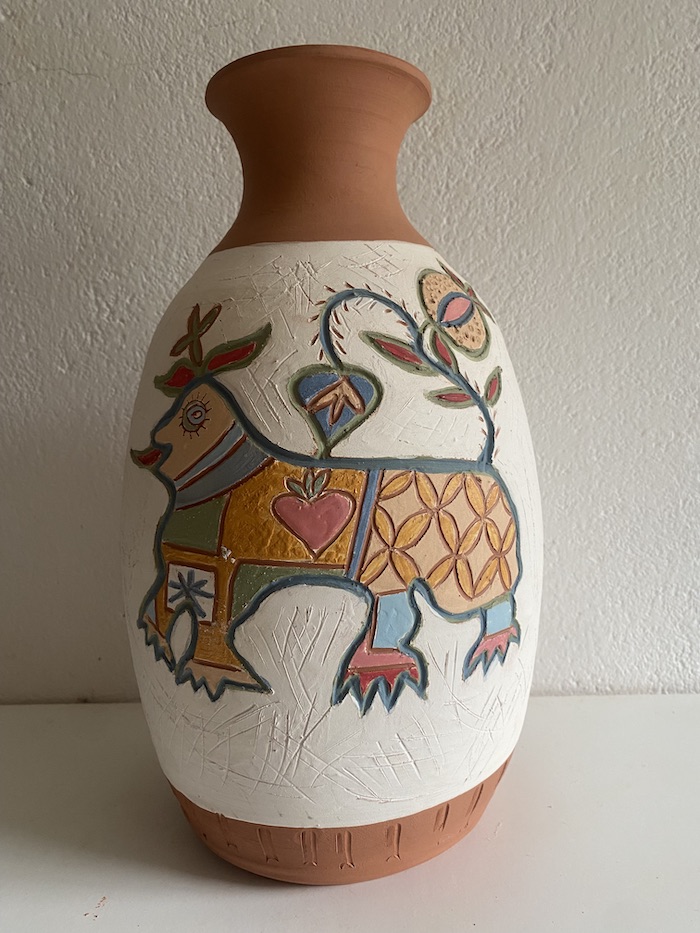 Jarrón serrano con león policromado