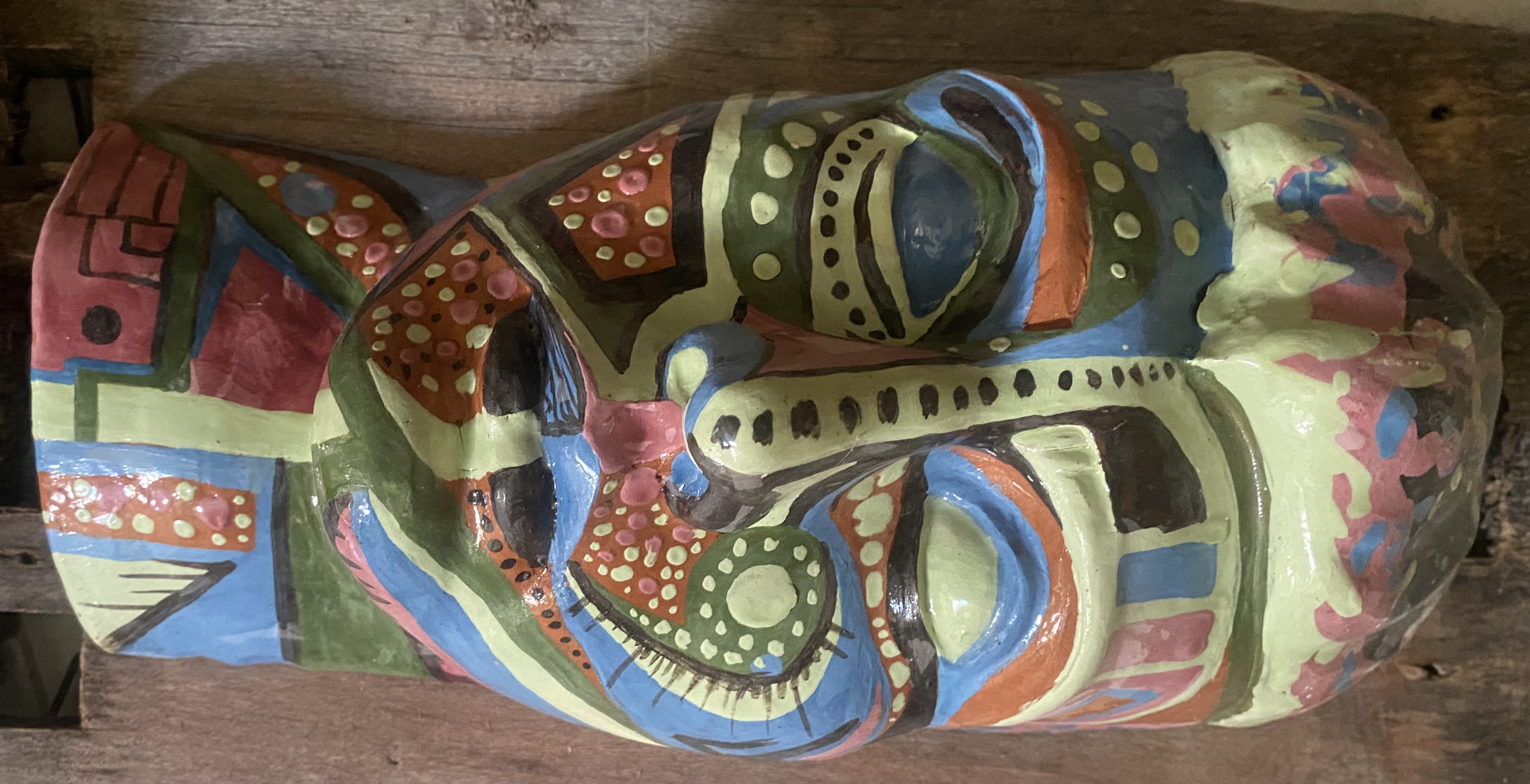 Máscara decorada con engobes