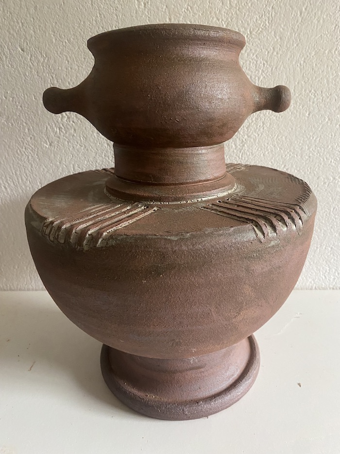 Jarrón acabado con baño de engobe cocido a alta